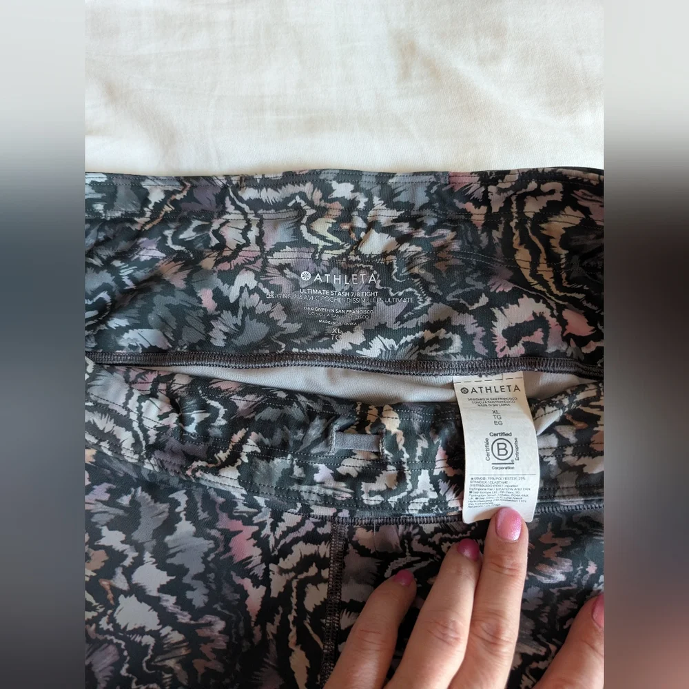 Athleta women's ultimate stash 7/8 tight, side pockets on both legs, XL - Picture 3 of 4